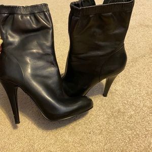 Black heeled bootie